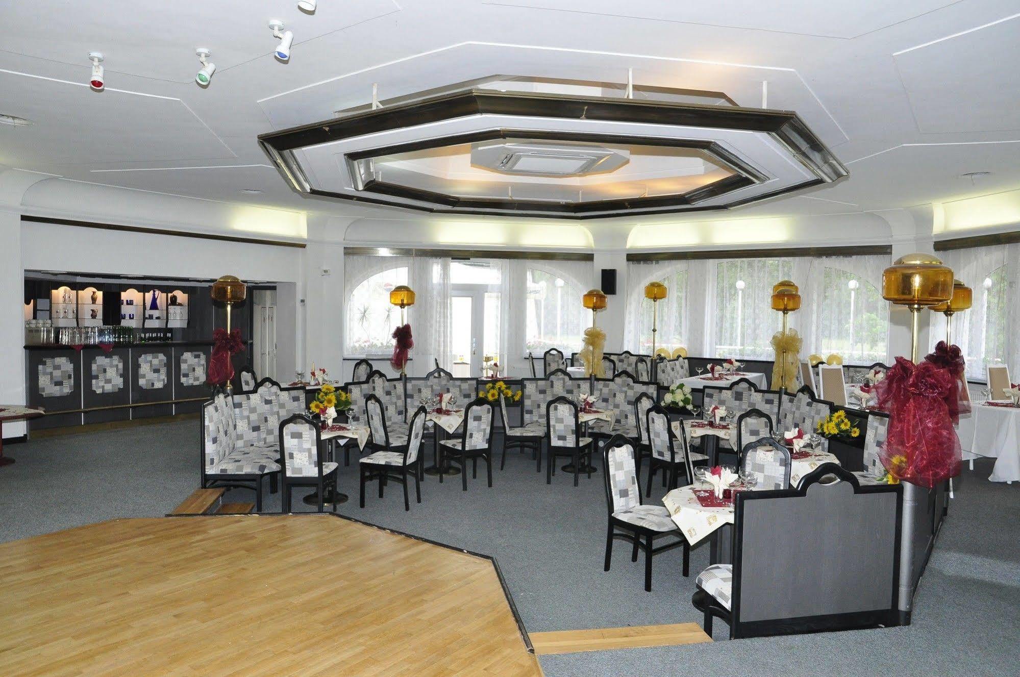 Hotel Ostrov นิมบูร์ค ภายนอก รูปภาพ